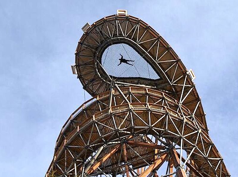 Für den besonderen Kick ist über die Öffnung der obersten Kehre im Sky Walk ein Netz aufgespannt ist. Der freie Blick in die Tiefe sorgt höchstwahrscheinlich für ordentlich Adrenalin.