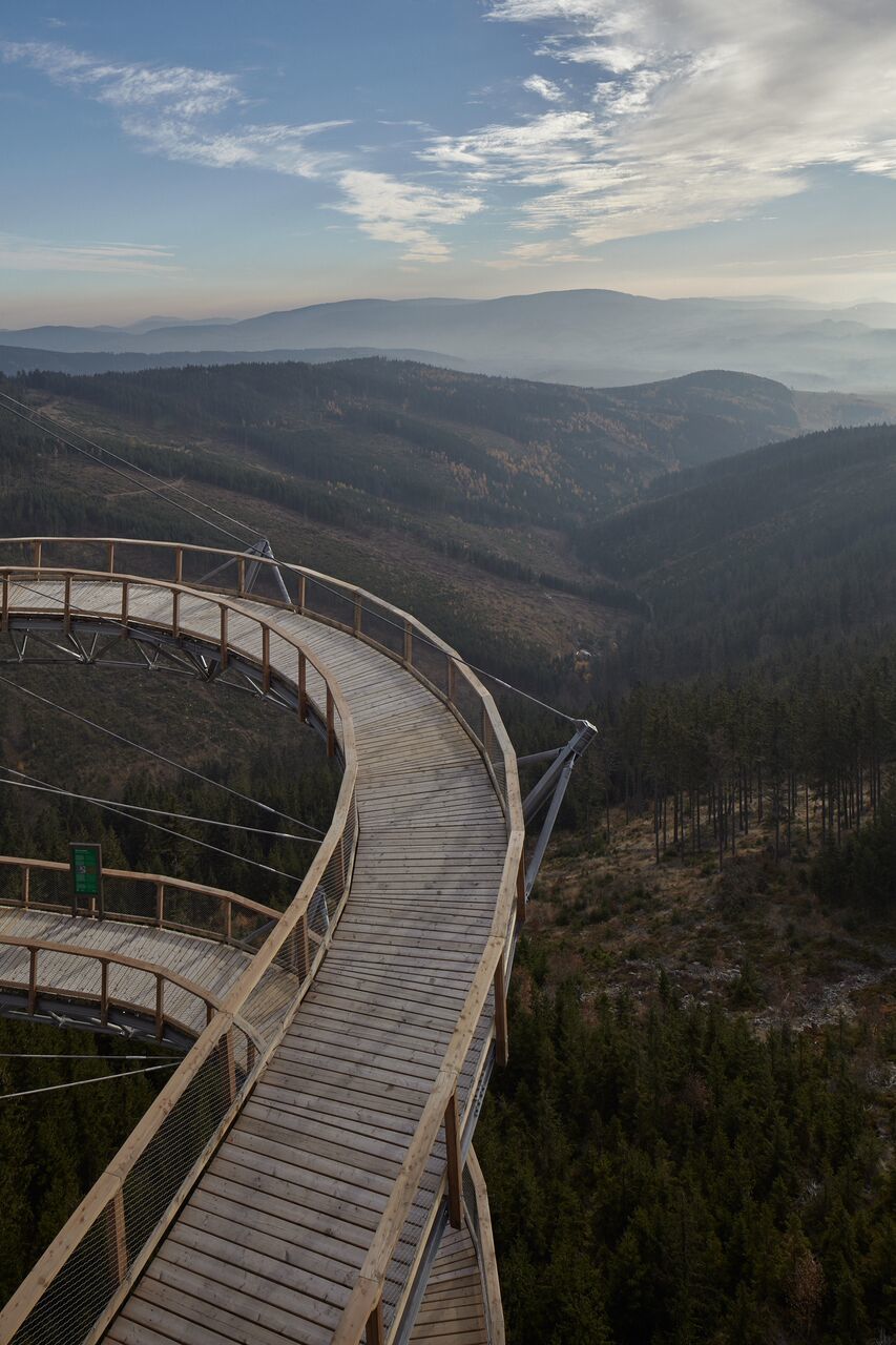 Eine grandiose Aussicht auf das Gebirgsmassiv Králický Sněžník, über dessen Gipfeln die Staatsgrenze zwischen Polen und Tschechien verläuft, erwartet die Besteiger des Dolnì Morava Sky Walk.