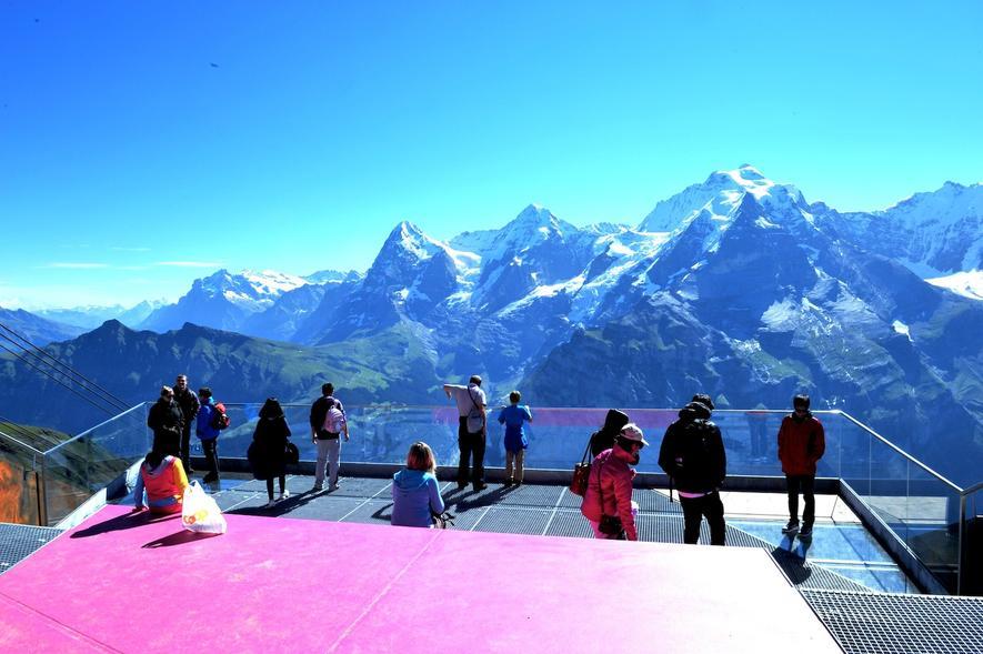 Blick vom Skyline Walk am Schilthorn auf Eiger, Mönch und Jungfrau: Die Plattform hat einen Boden aus Glas, der den Blick 200 Meter in die Tiefe schweifen lässt.