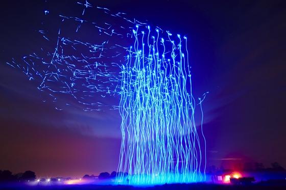 Mit 100 Drohnen hat Intel zu Beethovens 5. Sinfonie ein beeindruckendes Lichtkunstwerk an den Himmel gezaubert.