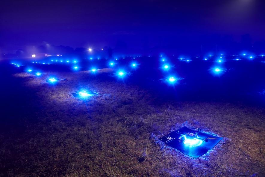 Guiness-Weltrekord: So lässt Intel 100 Licht-Drohnen in der Luft tanzen