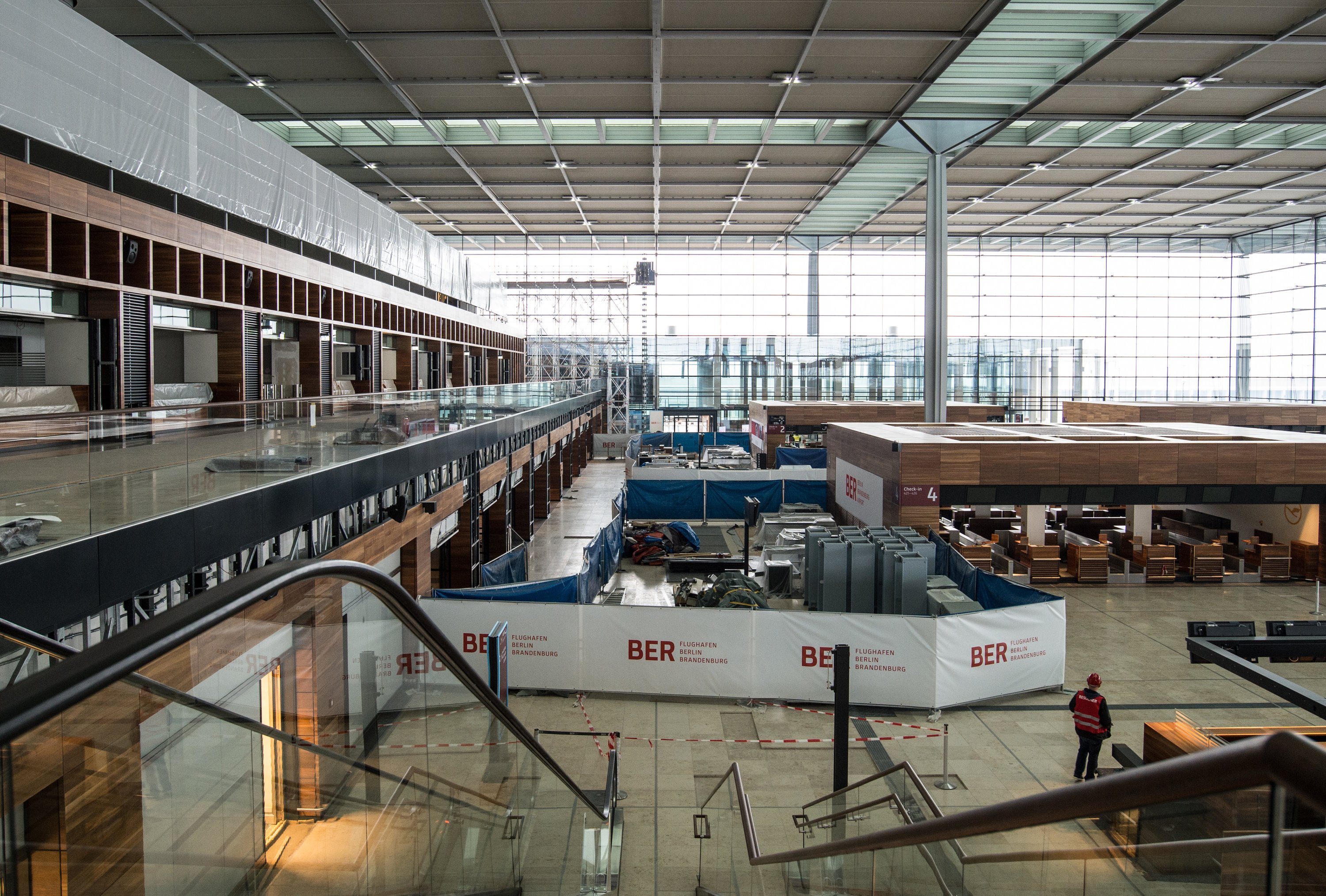 Eigentlich sieht die Empfangshalle des Flughafens Berlin-Brandenburg fast fertig aus. Doch nach wie vor ist der Brandschutz das Sorgenkind des Flughafens.