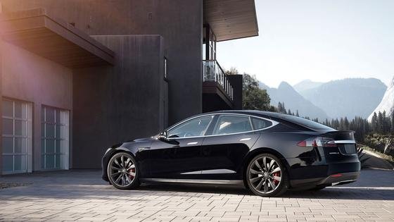 Fährt jetzt auch alleine aus und in die Garage: Tesla S mit neuem Autopilot.