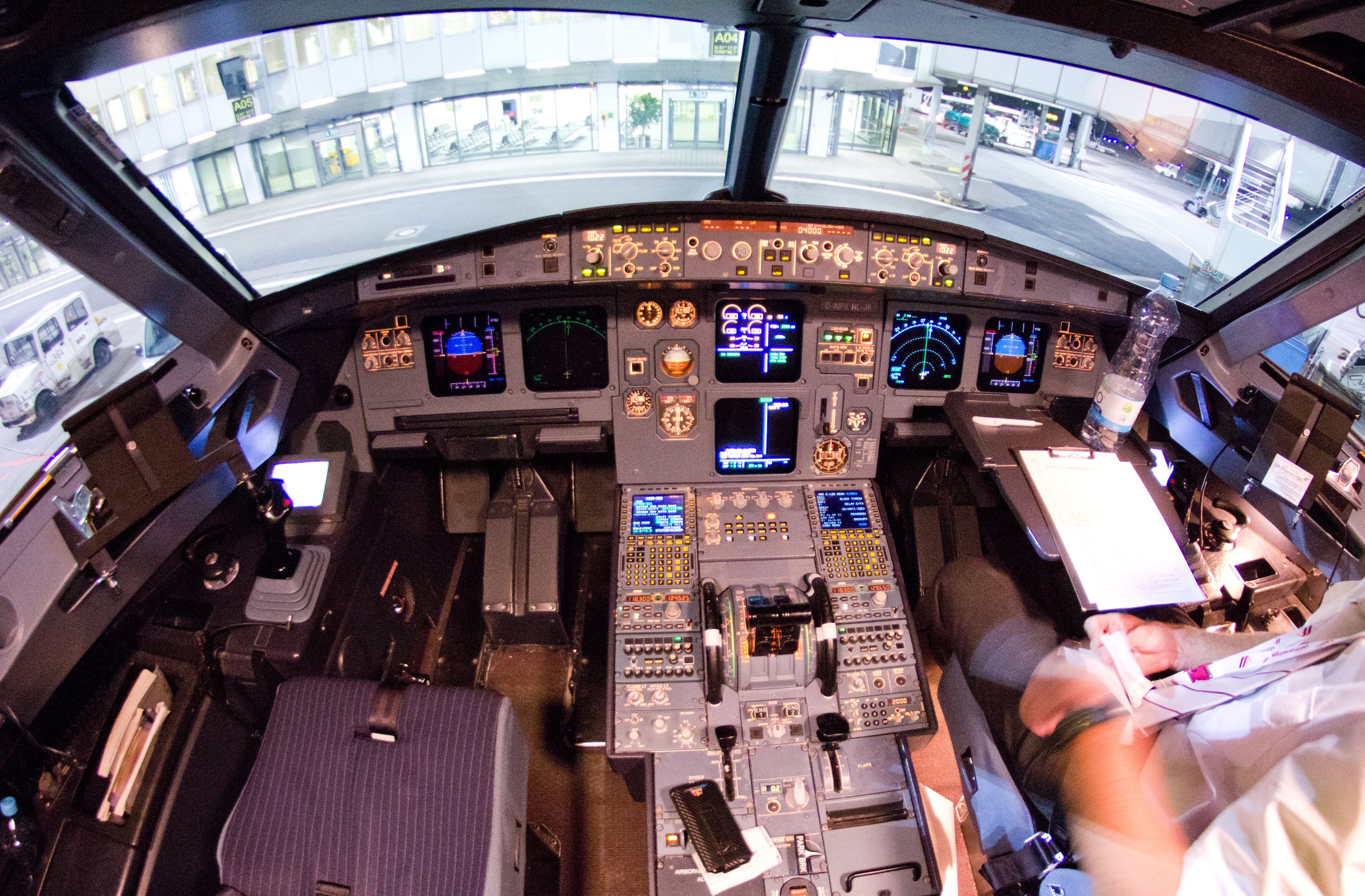 Blick in das Cockpit des verunglückten Airbus A320: Was die technische Ausrüstung moderner Flugzeuge anbelangt, hat deren Weiterentwicklung zu einer drastischen Verbesserung der Sicherheit beigetragen. 