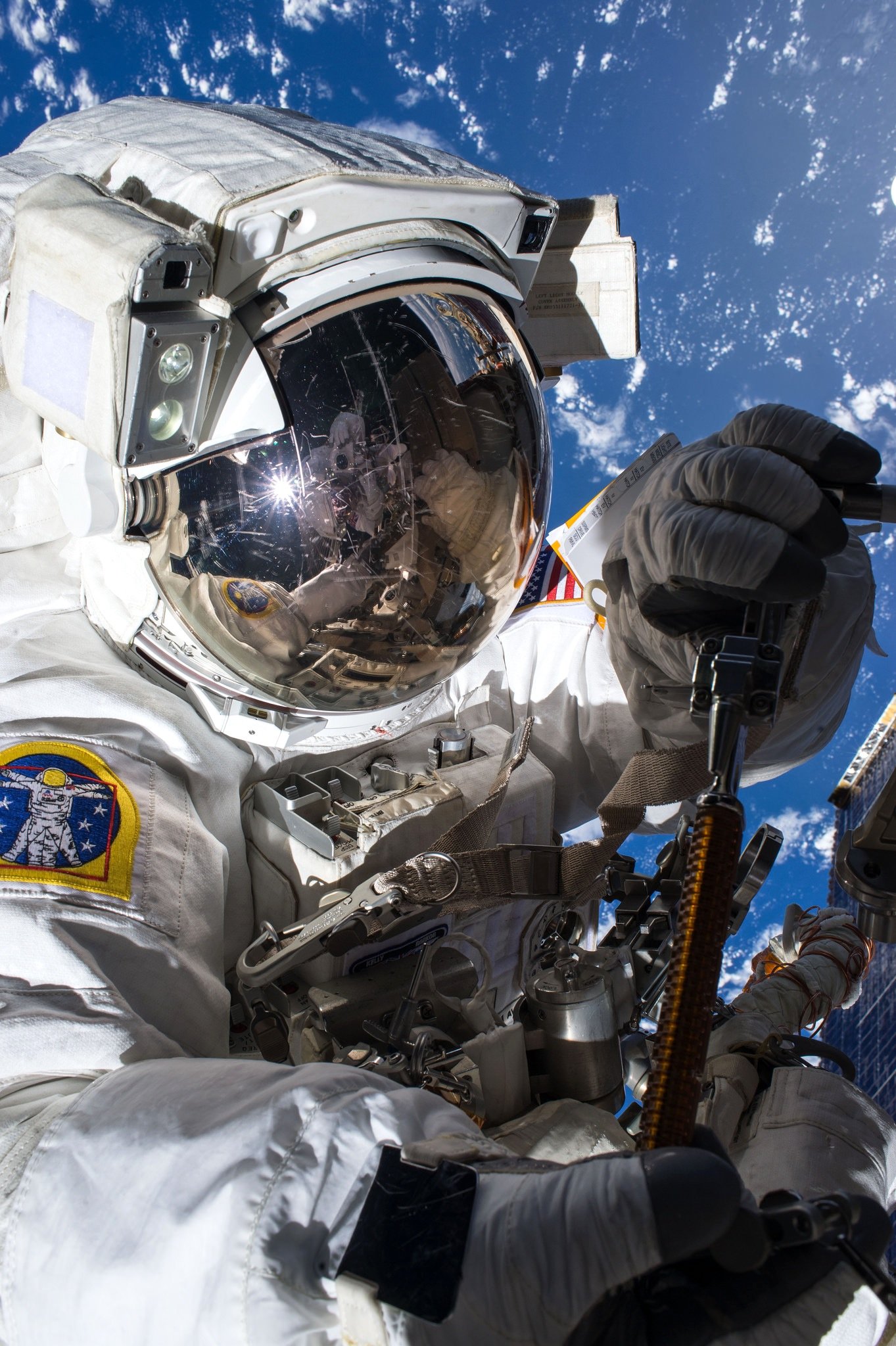 US-Astronaut Tim Kopra beim Reparatureinsatz am Freitag: Er entdeckte in seinem Helm einen Wassertropfen. Das ist ein Hinweis auf eine Undichtigkeit im Raumanzug.