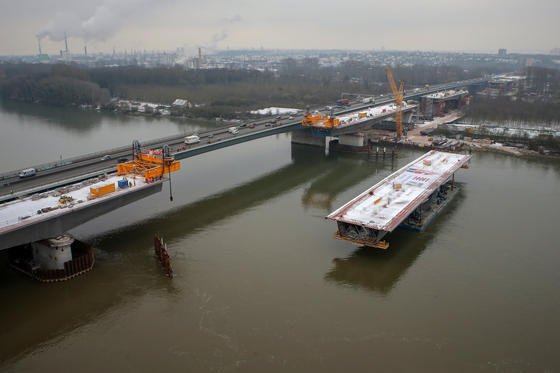 120 m lang und 2000 t schwer ist das Bauteil, das am 19. Januar 2016 von einem Pontonboot auf dem Rhein zwischen Wiesbaden und Mainz zur Schiersteiner Brücke gebracht gebracht und dort einfügt wurde.