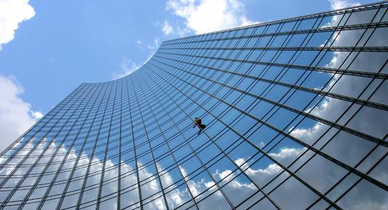 Der als "Spiderman" bekannt gewordene Extremkletterer Alain Robert an der Fassade des Skyper-Hochhauses in der Innenstadt von Frankfurt am Main. Ungesichert kletterte der Franzose 2008 an der Glasfassade des Gebäudes empor. Von Haftorganen an seinen Füßen ist bislang nichts bekannt...