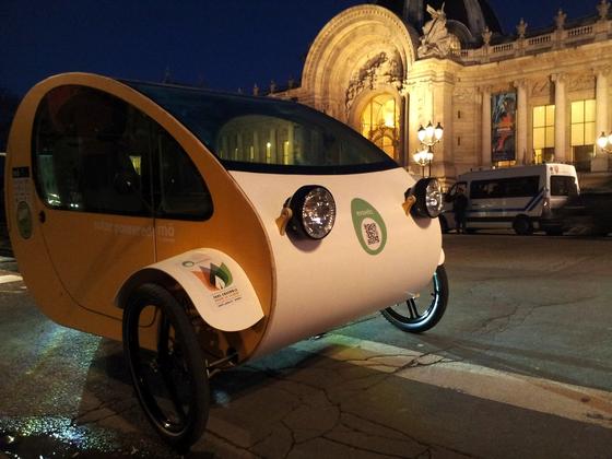 Das spanische Start-up Evovelo hat sein Dreirad "mö" in Paris vorgestellt. In dem Gefährt können zwei Personen fahren. Angetrieben wird das Velomobil mit Pedalkraft und von einem Elektromotor. Den Strom liefern Solarzellen auf dem Dach.