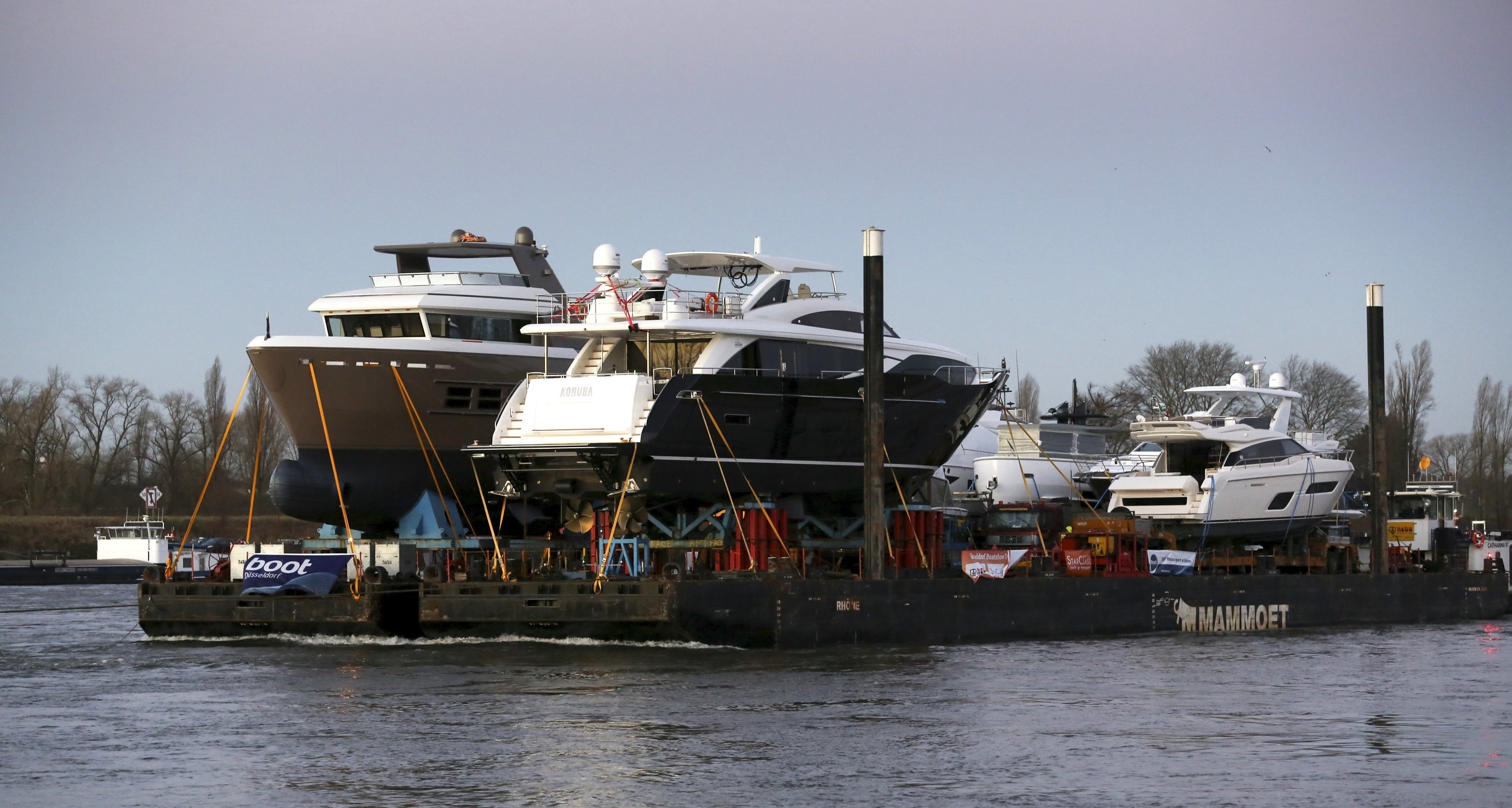 Die M 30 des niederländischen Yachtbauers Princess ist die größte Yacht der Boot 2016. Sie wurde mit sechs anderen Yachten auf einem Ponton in vier Tagen von Rotterdam über den Rhein nach Düsseldorf gebracht.