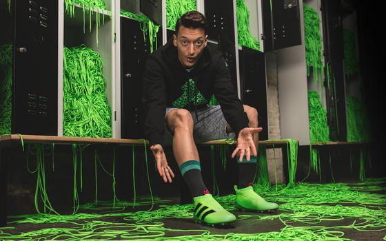 Freut sich schon auf sein erstes Spiel mit Schuhen ohne Schnürsenkel: Fußballprofi Mesut Özil.