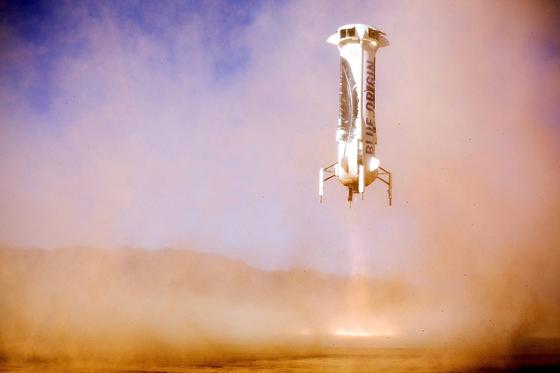Landung der New Shepard: Eine neue Landesoftware glich Winde in Bodennähe aus. Die Recycling-Rakete landete dadurch nicht ganz in der Mitte der Plattform, dafür aber wesentlich eleganter und sicherer.<strong> </strong>