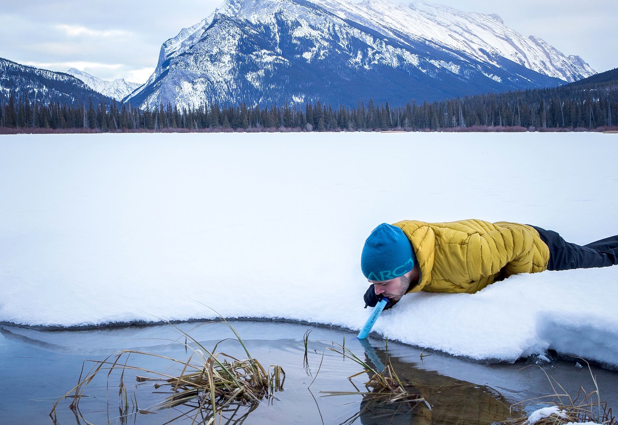 Mit dem Lifestraw kann man schmutziges Wasser wie durch einen Strohhalm trinken. Das Gerät säubert das Wasser weitestgehend.