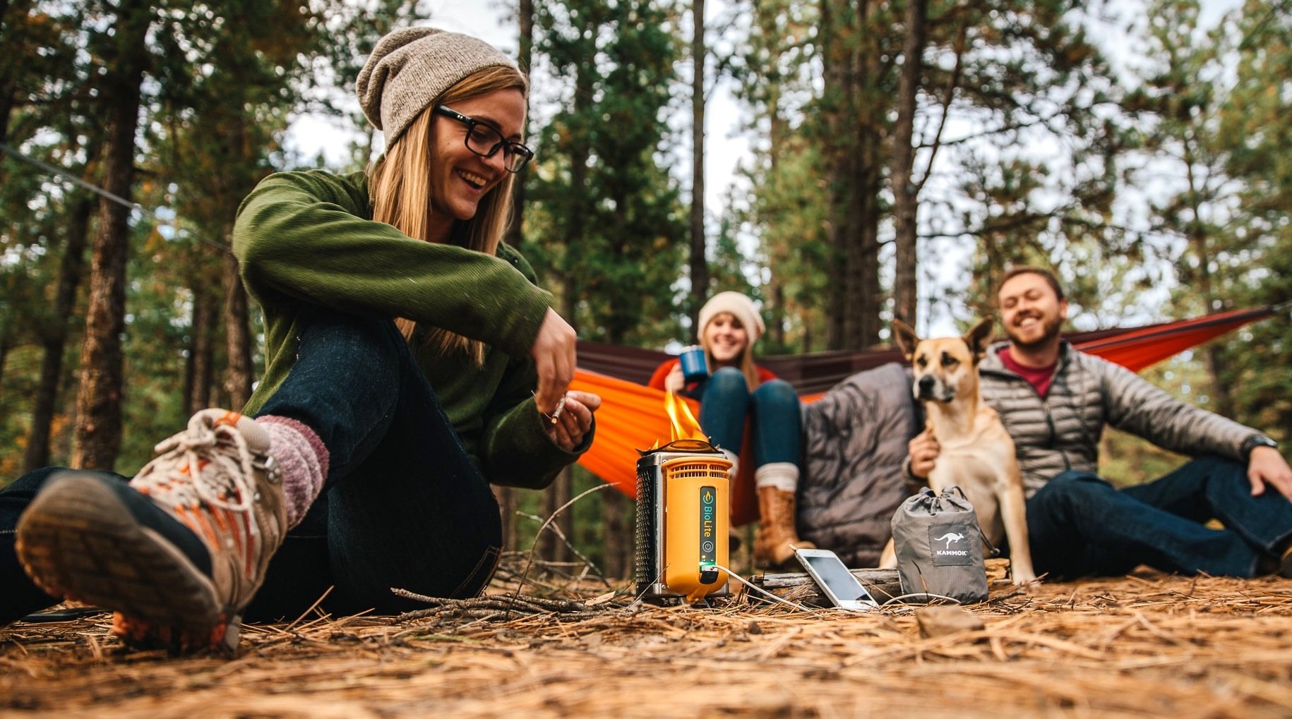 Der Campingkocher Biolite Stove kann nicht nur kochen und grillen, sondern erzeugt auch noch Strom für Lampe und Smartphone.