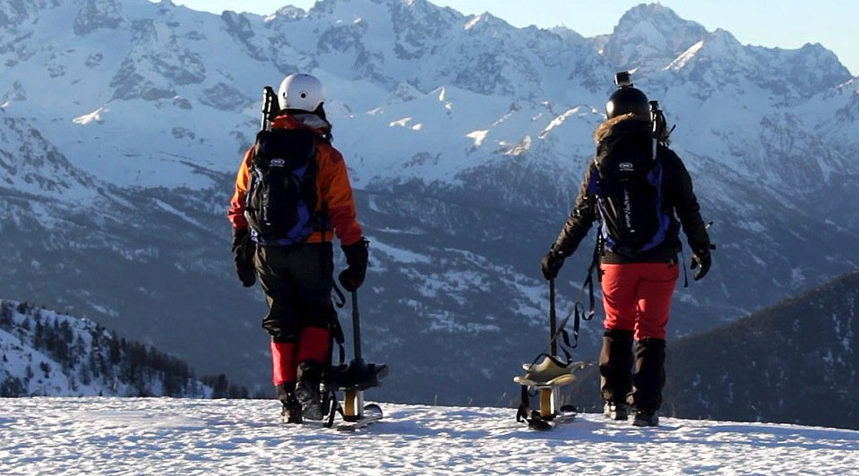 Die Snooc-Ski kann man mit normalen Wanderschuhen unterschnallen und den Berg hinauf wandern. Am Gipfel angekommen, kann man die Ski zum Bob umbauen und ins Tal fahren.