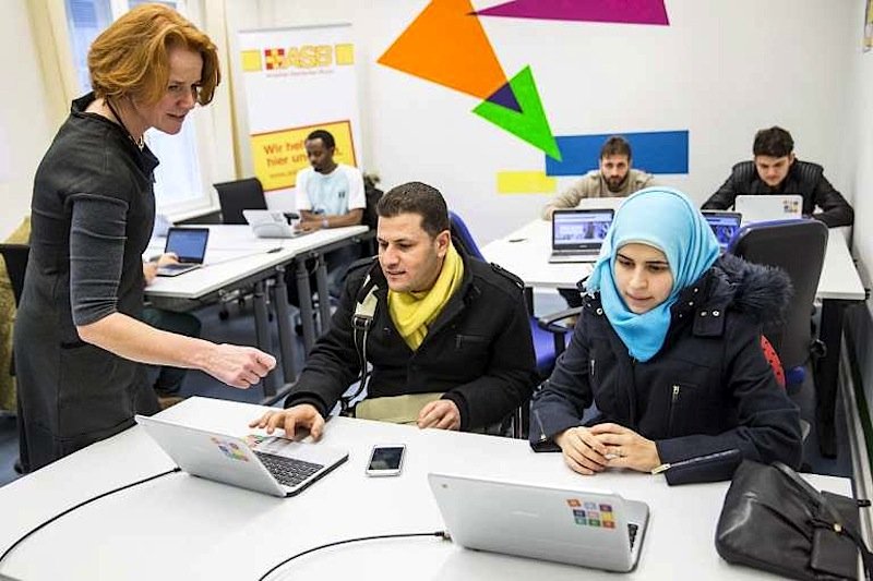 Die gespendeten Chromebooks mit Online-Zugang unterstützen Flüchtlinge bei ihrer Aus- und Weiterbildung und Integration in Deutschland. 