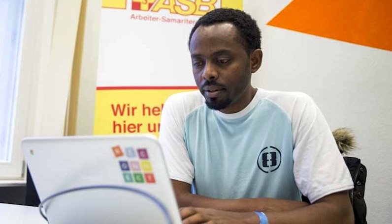 Die Chromebooks, zusammen mit der Interverbindung, sind für Flüchtlinge oft die einzige Möglichkeit, den Kontakt zu ihren Familien zu halten.