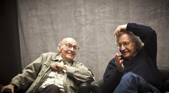 Marvin Minsky (l.) 2011 im Gespräch mit dem Sprachwissenschaftler Noam Chomsky am Massachusets Institute of Technology: Minsky gehörte zu den ersten Forschern, die sich mit künstlichen neuronalen Netzen beschäftigten. Der Altvater der künstlichen Intelligenz starb am Sonntag im Alter von 88 Jahren.