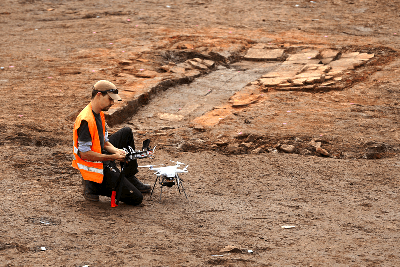 Dr. Christoph Steffen, Fachmann für digitale Dokumentation, bereitet eine Drohne für hochauflösende Luftbildaufnahmen der gemauerten Ofengruppe vor, die 2014 gefunden wurde.