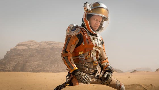 Filmszene: Matt Damon als Mark Watney im Kinofilm "Der Marsianer". Bis ein Mensch wirklich den Mars betreten wird, werden wohl noch einige Jahre vergehen. Aber der Forschungsroboter Curiosity der Nasa treibt sich schon seit 2012 auf dem Roten Planeten herum. Würzburger Informatiker arbeiten aktuell an einer Software, über die Funkbojen einmal auf dem Mars kommunizieren sollen. So soll ein Ortungssystem aufgebaut werden, dass ähnlich GPS Daten liefern kann, um Routen zu planen. 