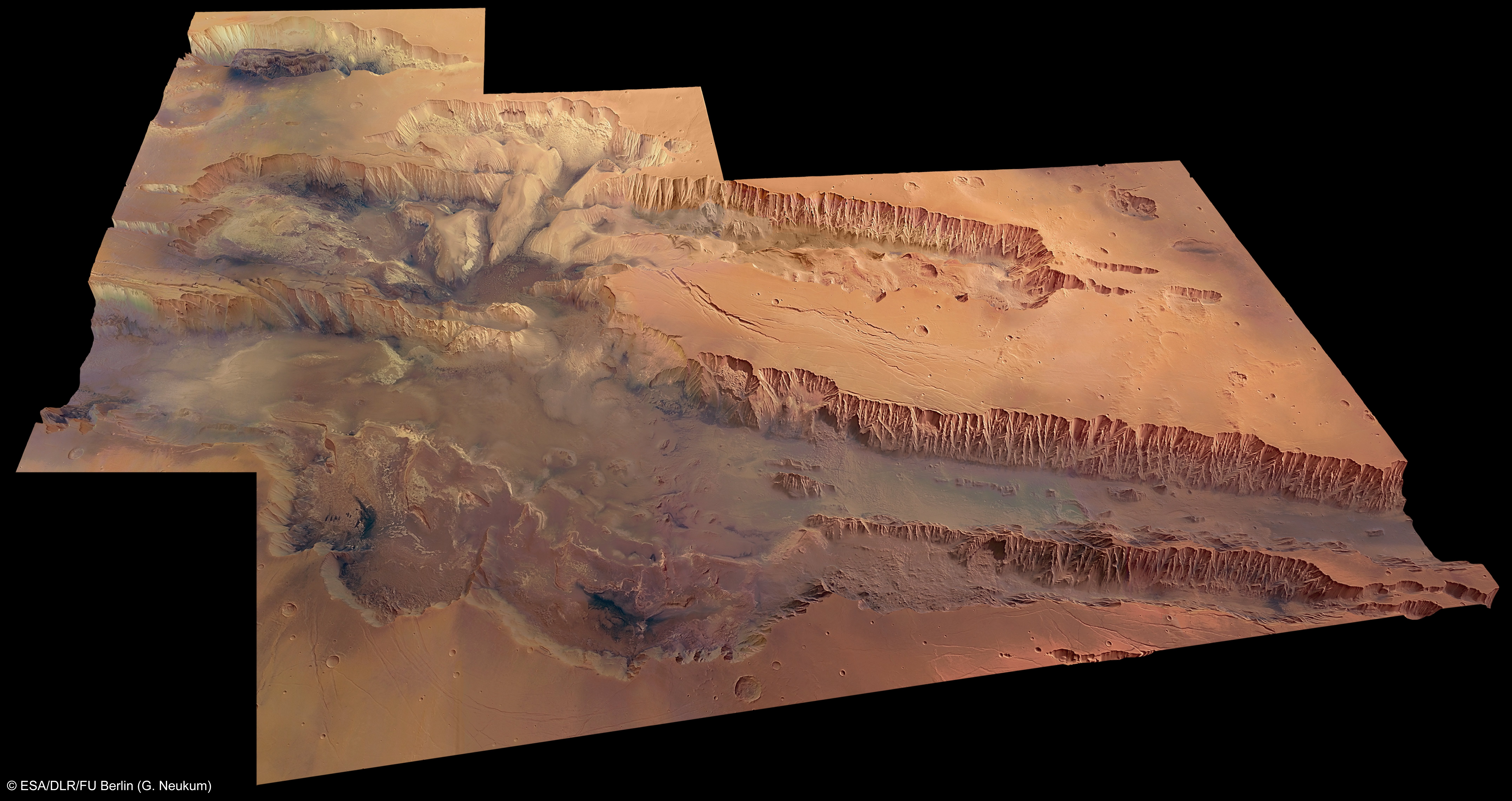 Talsystem der Valles Marineris: Dieser bis zu elf Kilometer tiefe und bis zu 200 km breite Grabenbruch erstreckt sich über fast 4000 km Ost-West-Richtung entlang des Äquators durch das Marshochland. Zum Vergleich: Der Grand Canyon in den USA ist nur knapp zwei Kilometer tief und würde leicht in eines der parallel verlaufenden Seitentäler passen.