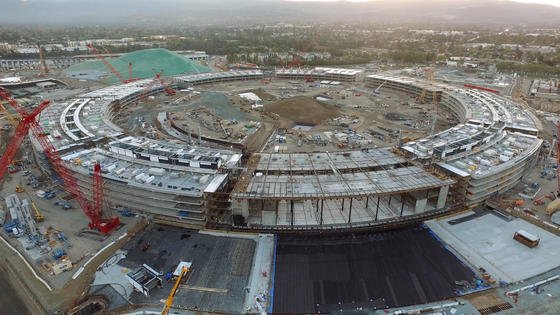 Die neue Apple-Zentrale in Cupertino wird das teuerste Gebäude der Welt. Bereits Ende 2016 sollen 13.000 Mitarbeiter in das kreisrunde Gebäude einziehen. Die Außenfassade aus gebogenem Glas liefert der deutsche Mittelständler Seele aus der Nähe von Augsburg.