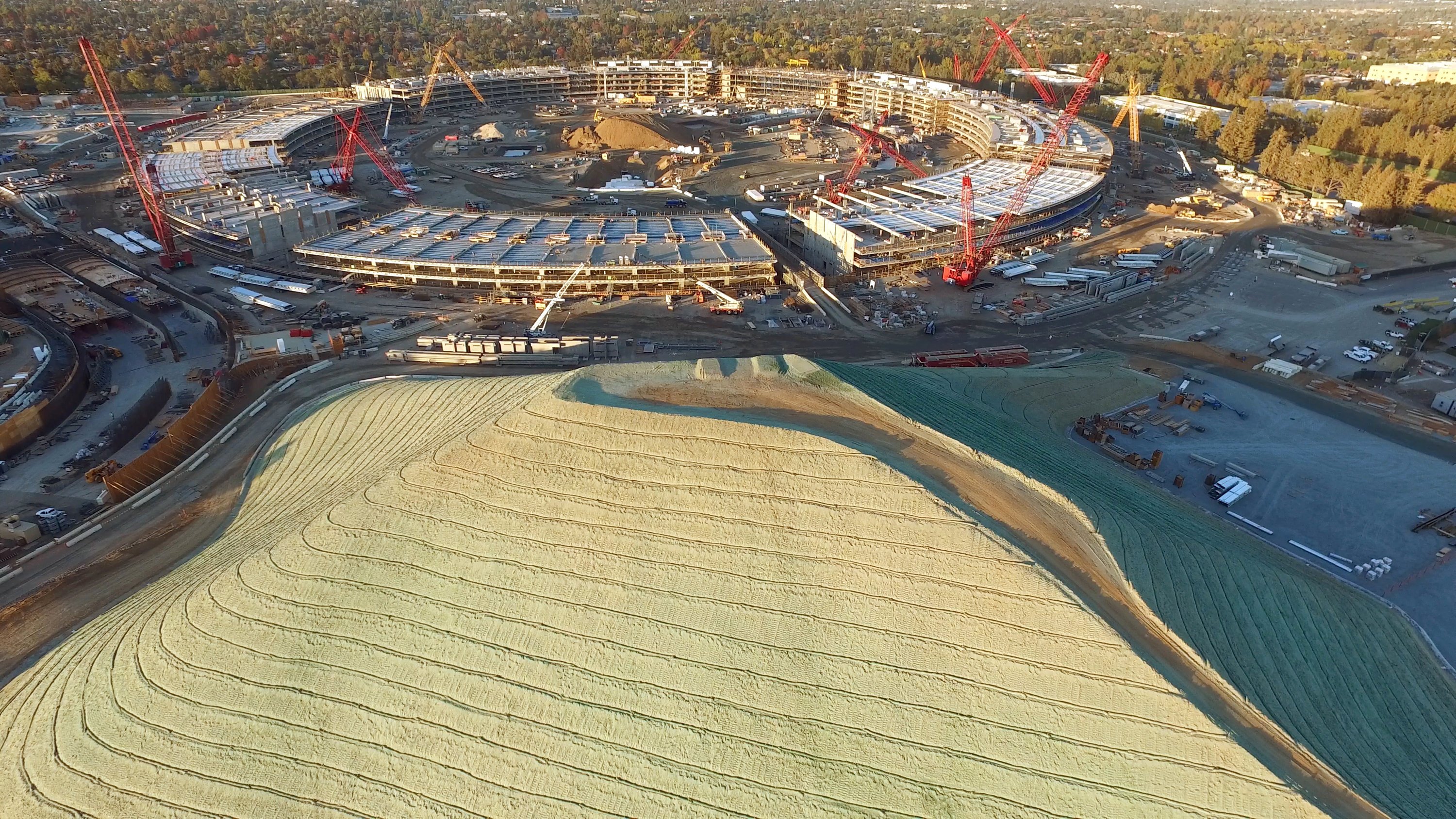 Die neue Apple-Zentrale ist mit 260.000 m2 noch größer als der Louvre in Paris.