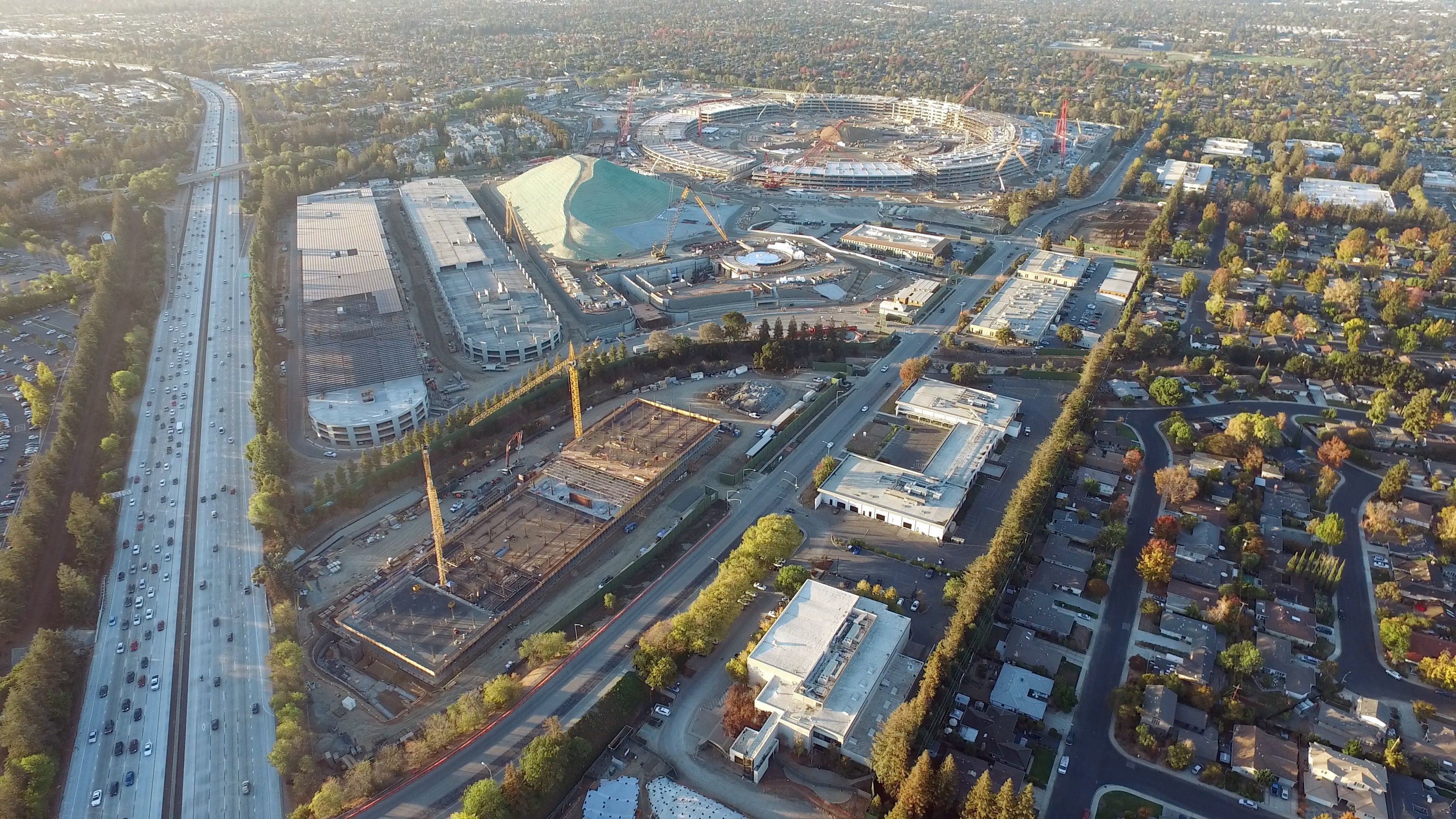 Die mit einer Drohne aufgenommene Luftbildaufnahme zeigt die Baustelle des neuen Apple Campus 2 in Cupertino am 19.11.2015: Der Komplex verfügt über 10.000 Parkplätze und liegt direkt an der Autobahn.