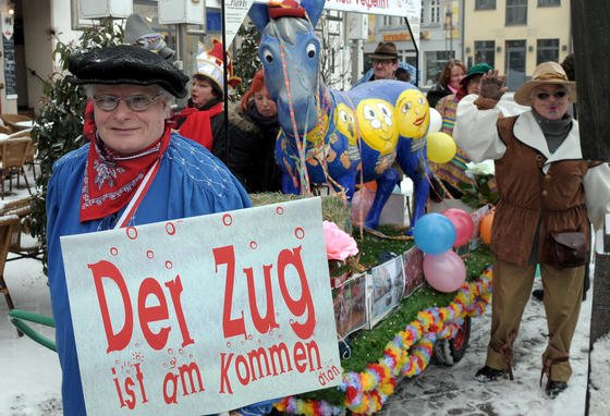 Nicht nur an Karneval: Die Information "Der Zug ist am kommen" hören Bahnreisende am liebsten. Egal, ob die Grammatik stimmt oder nicht. Das an Bahnhöfen oft nur Bahnhof verstanden wird, hat andere Gründe. Eine neue Software soll künftig dafür sorgen, dass bei Lautsprecherdurchsagen nicht nur Wortfetzen den Zuhörer erreichen.  