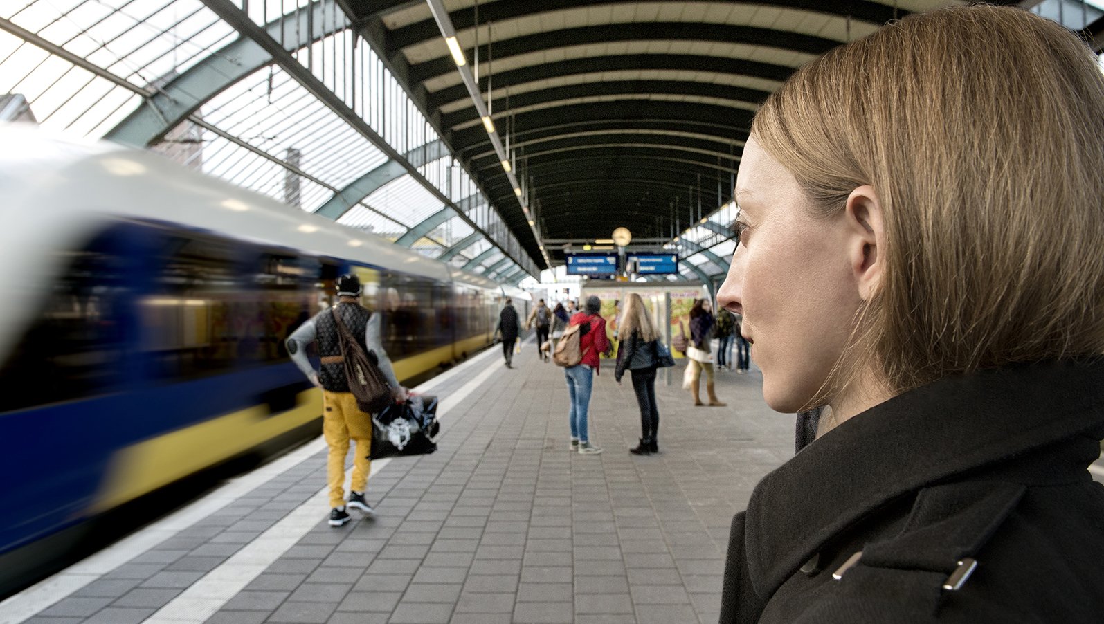 An Bahnhöfen sind Lautsprecherdurchsagen oft schwer zu verstehen – zum Beispiel durch einfahrende Züge. Eine neue Software soll helfen. 