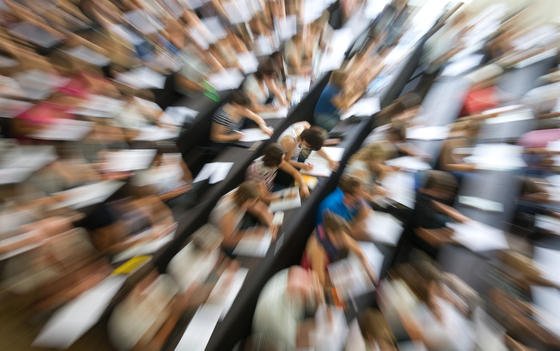 Studenten im Hörsaal: Ingenieurwissenschaften sind immer noch eine Männerdomäne. 121.675 Studentinnen stehen 423.733 Studenten gegenüber. 