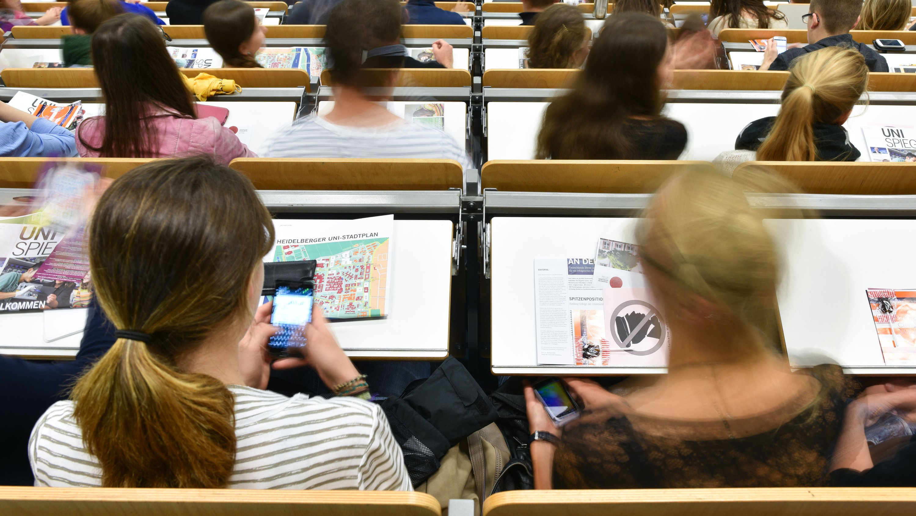 Studentinnen im Hörsaal: 121.675 Frauen studieren derzeit Ingenieurwissenschaften. Der beliebteste Studiengang ist der Maschinenbau mit 39.980 Studentinnen. 