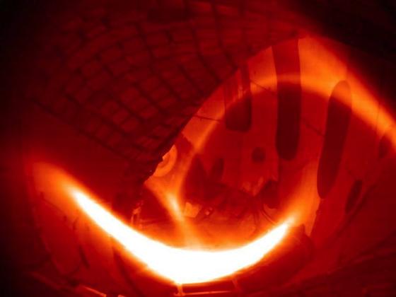 So schaute es aus, das erste Wasserstoff-Plasma in Wendelstein 7-X. Es hielt eine Viertelsekunde und erreichte – bei moderater Plasmadichte – eine Temperatur von rund 80 bis 100 Millionen Grad Celsius. Das Foto entstand aus einer eingefärbten Schwarz-Weiß-Aufnahme.