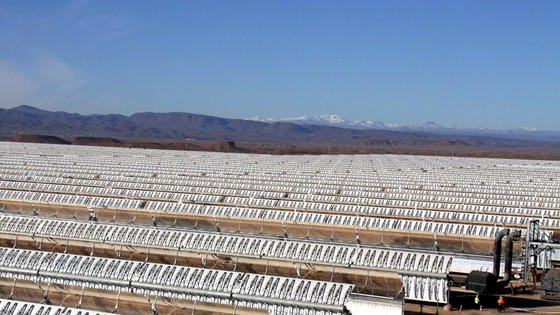 Das Sonnenkraftwerk Noor 1 in der Sahara im Süden Marokkos ist seit Donnerstag am Netz. 570.000 Parabolspiegel bündeln das Sonnenlicht. Die Spiegel kommen aus Deutschland, der erste Block des Kraftwerkes hat eine Leistung von 160 MW.