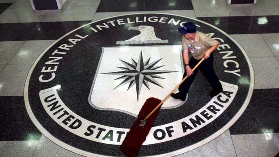 Akten des amerikanischen Auslandsgeheimdienstes CIA die älter als 25 Jahre sind, können eingeschaut werden. Aber: Sie sind in einer Datenbank archiviert. Wer sich Einblicke verschaffen will, muss sich persönlich zum Nationalarchiv in College Park, Maryland begeben. Nur dort kann die Crest genannte Datenbank aufgerufen werden. 