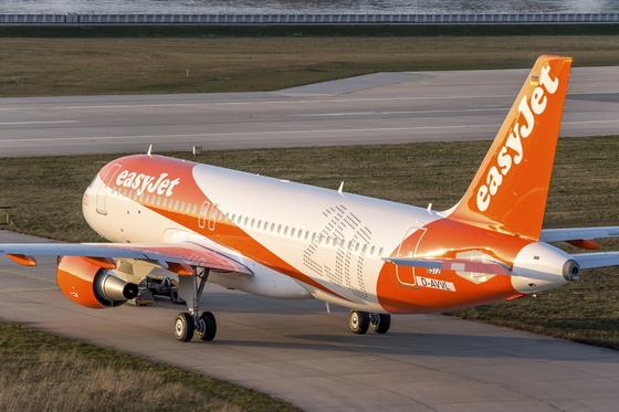 Die rund 250 Maschinen von Easyjet legen im Jahr 6,5 Millionen Kilometer rollend auf dem Flugfeld zurück. Dabei werden 50.000 t Kerosin verbraucht. Elektromotoren sollen nun dafür sorgen, dass die Flugzeuge ohne die Triebwerke fahren können.