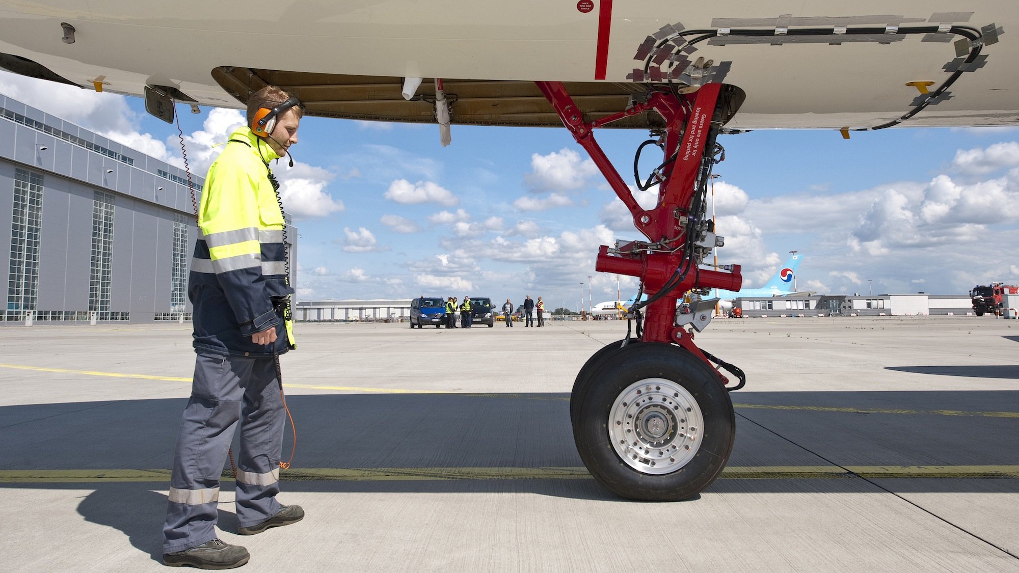 Flugzeuge sollen künftig nicht mehr mit der Kraft der Turbinen, sondern durch elektrisch angetriebene Bugräder zum Terminal rollen. Den Strom dafür könnten Brennstoffzellen liefern. An der entsprechenden Technik arbeitet die TU Hamburg-Harburg.