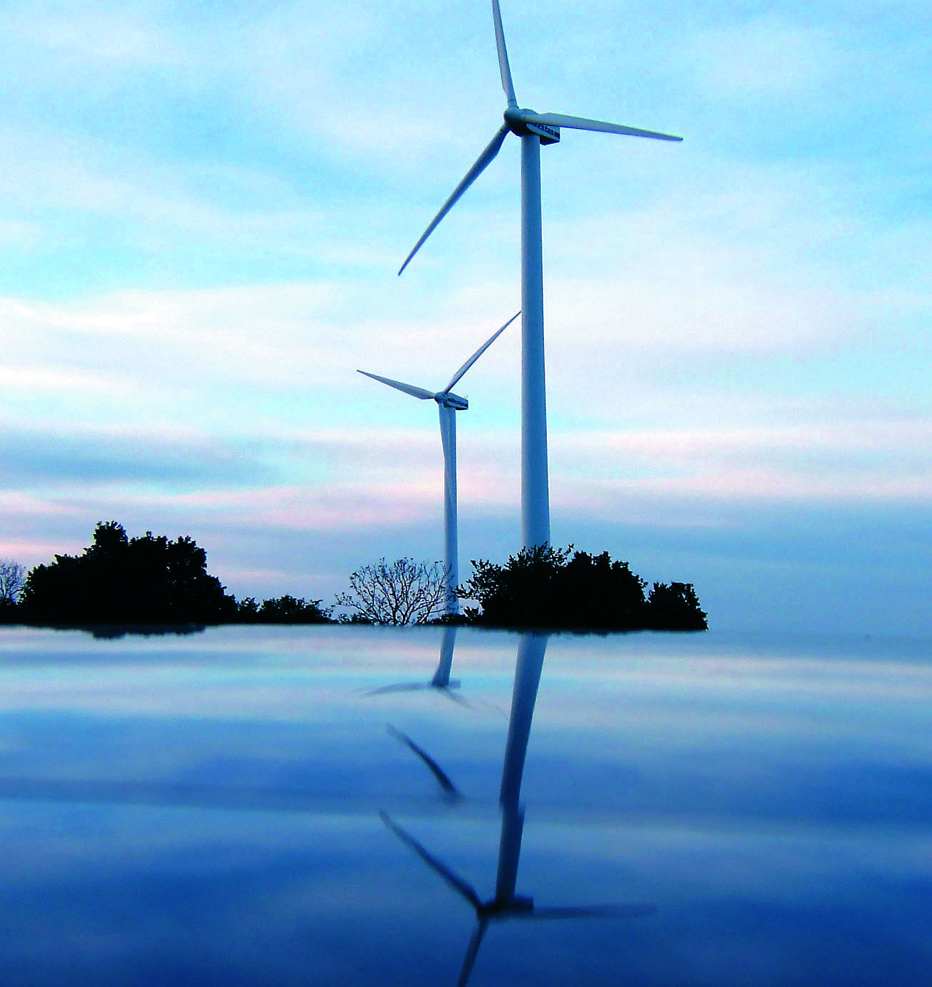 Da Windräder immer größer werden, steigt auch die Materialbelastung. Die elastischere Materialien sollen sich die Rotorblätter ein wenig in den Wind drehen können. Zudem arbeiten Ingenieure mit Klappen und beweglichen Kanten.