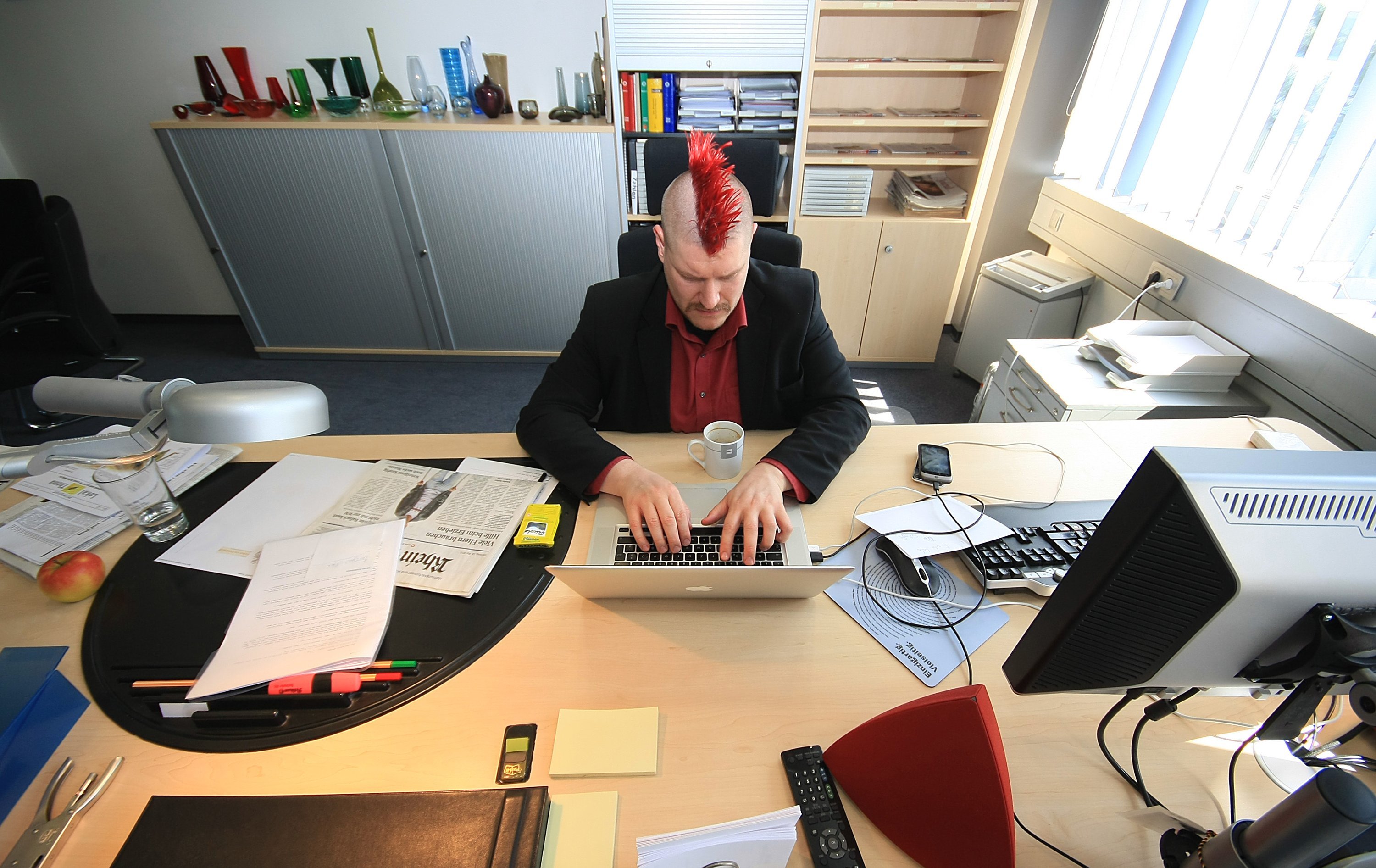 Sascha Lobo, einer der bekanntesten Blogger Deutschlands, arbeitet mit seinem Laptop an einem gut sortierten Arbeitsplatz. Es ist allerdings nicht der eigene... 