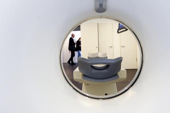 Mobiler Magnetresonanztomograph (MRT) am Klinikum in Potsdam: Offenbar sind Kontrastmittel, die vor einer Untersuchung etwa auf Krebsgeschwüre gespritzt werden, nicht so harmlos wie bislang vermutet.