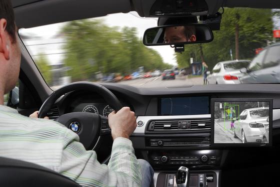 Assistenzsystem im BMW, das Fußgänger schon früh erkennt und notfalls eine Vollbremsung einleitet: Wenn später bei autonom fahrenden Autos Teilsysteme ausfallen, muss der Autopilot aber in der Lage sein, das Auto noch ein paar Sekunden zu steuern, bis der Fahrer wieder voll eingreifen kann.