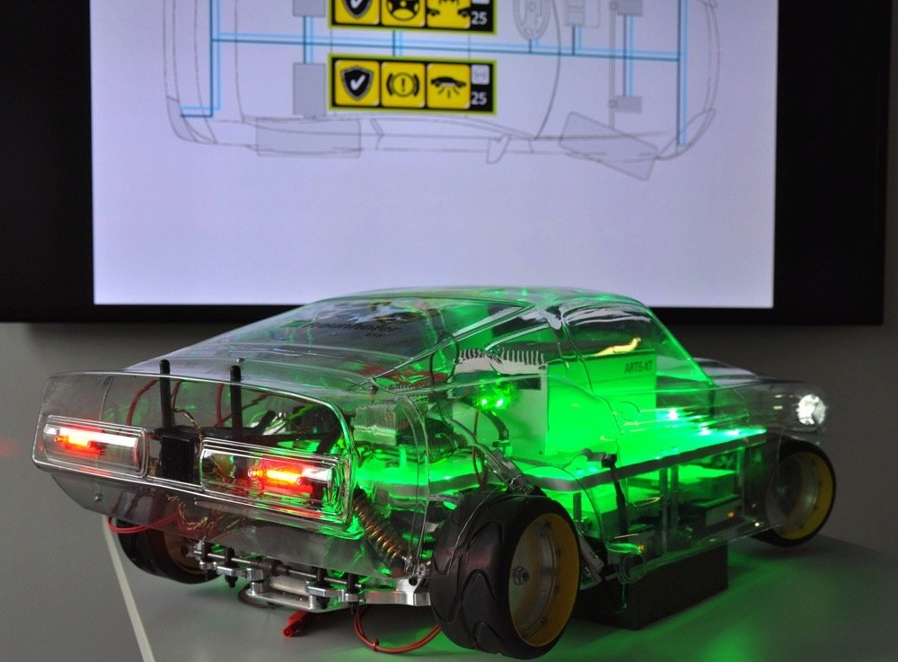 Dieses Modellauto mit autonomer Steuerungseinheit demonstriert das Fraunhofer-Institut für Eingebettete Systeme und Kommunikationstechnik ESK auf der Messe Embedded World. Die Forscher arbeiten an Autopiloten, die auch noch weiterarbeiten, wenn Teilsysteme ausfallen.