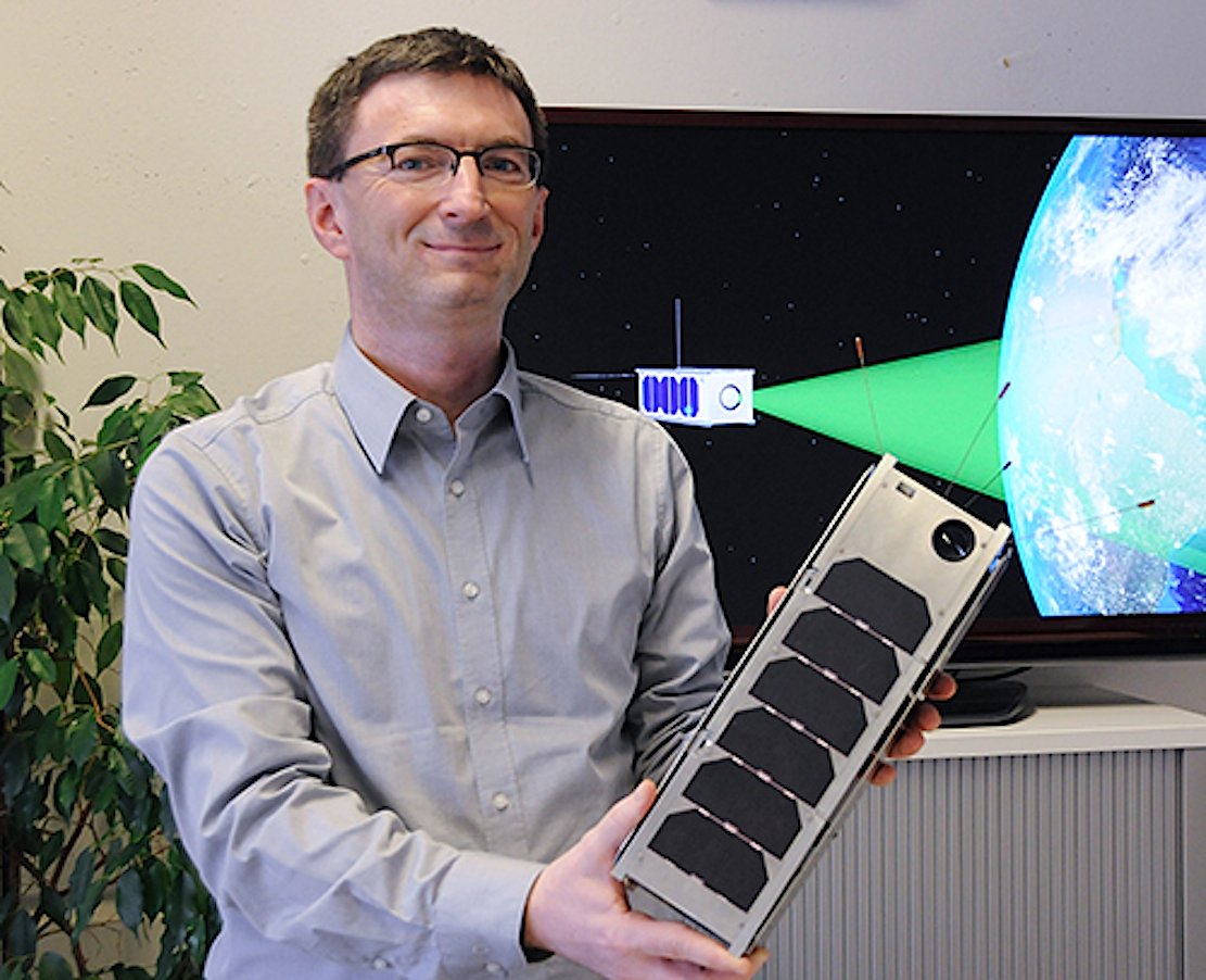 Prof. Hakan Kayal mit einem Modell das Nanosatelliten, der voraussichtlich 2019 im Rahmen der SONATE-Mission in den Orbit geschickt werden soll.