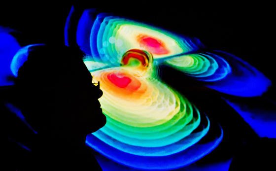 Ein Mitarbeiter des Max-Planck-Instituts für Gravitationsphysik in Potsdam (Albert-Einstein-Institut) erläutert anhand einer Computersimulation die Ausbreitung von Gravitationswellen.