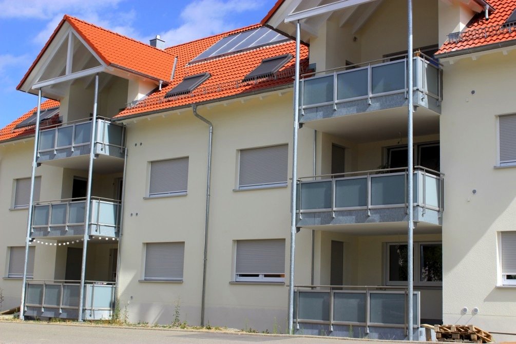 Wohnhaus mit Lüftungsanlage: Die Außenluft wird mit Hilfe der Sonnenenergie aufgewärmt und zur Belüftung der Innenräume benutzt.