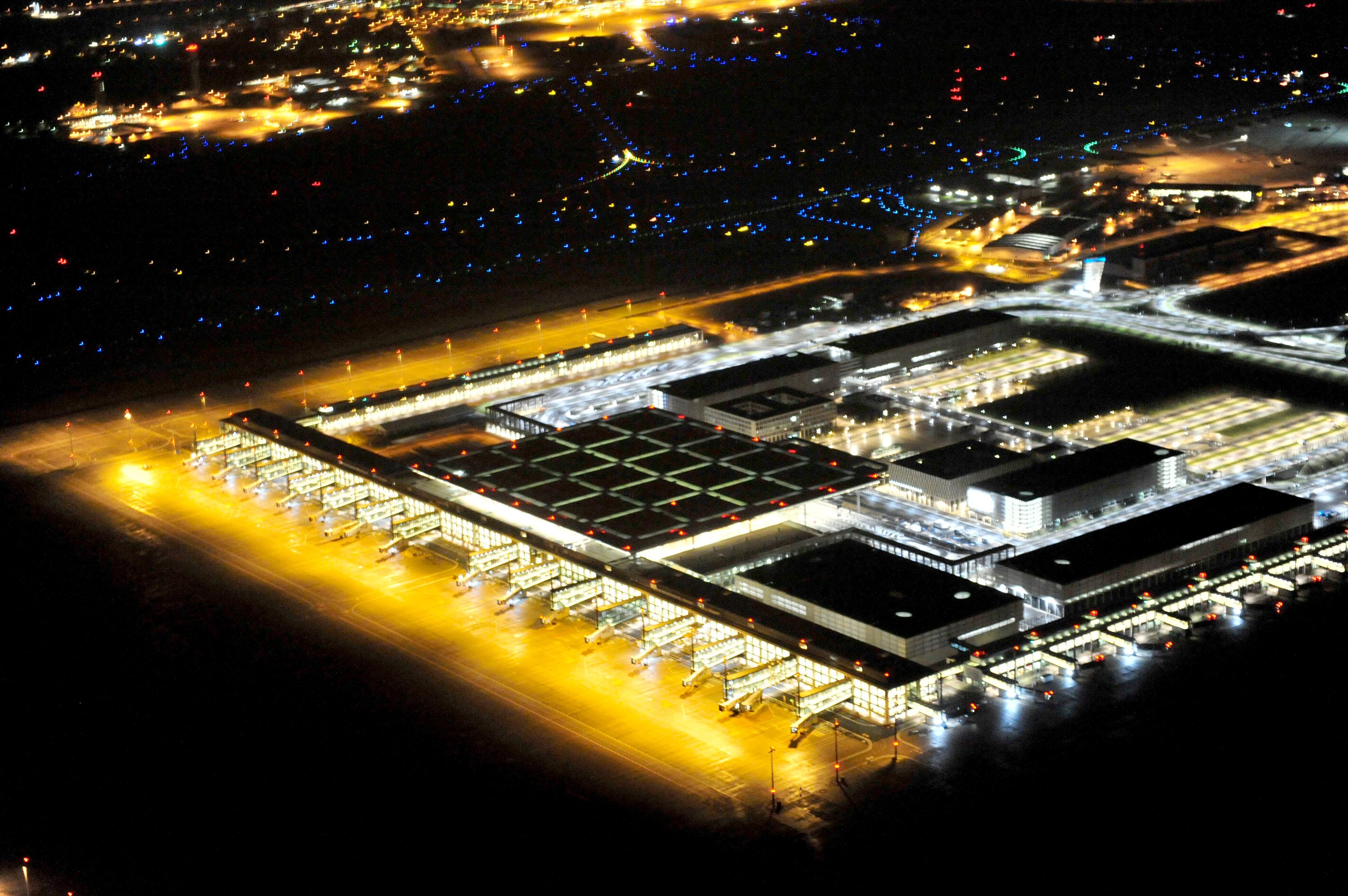 Blick bei Nacht auf das beleuchtete neue Terminal und die Rollflächen des Flughafens Berlin Brandenburg: Vielleicht wird der Flughafen 2017 fertig, vielleicht aber auch nicht.