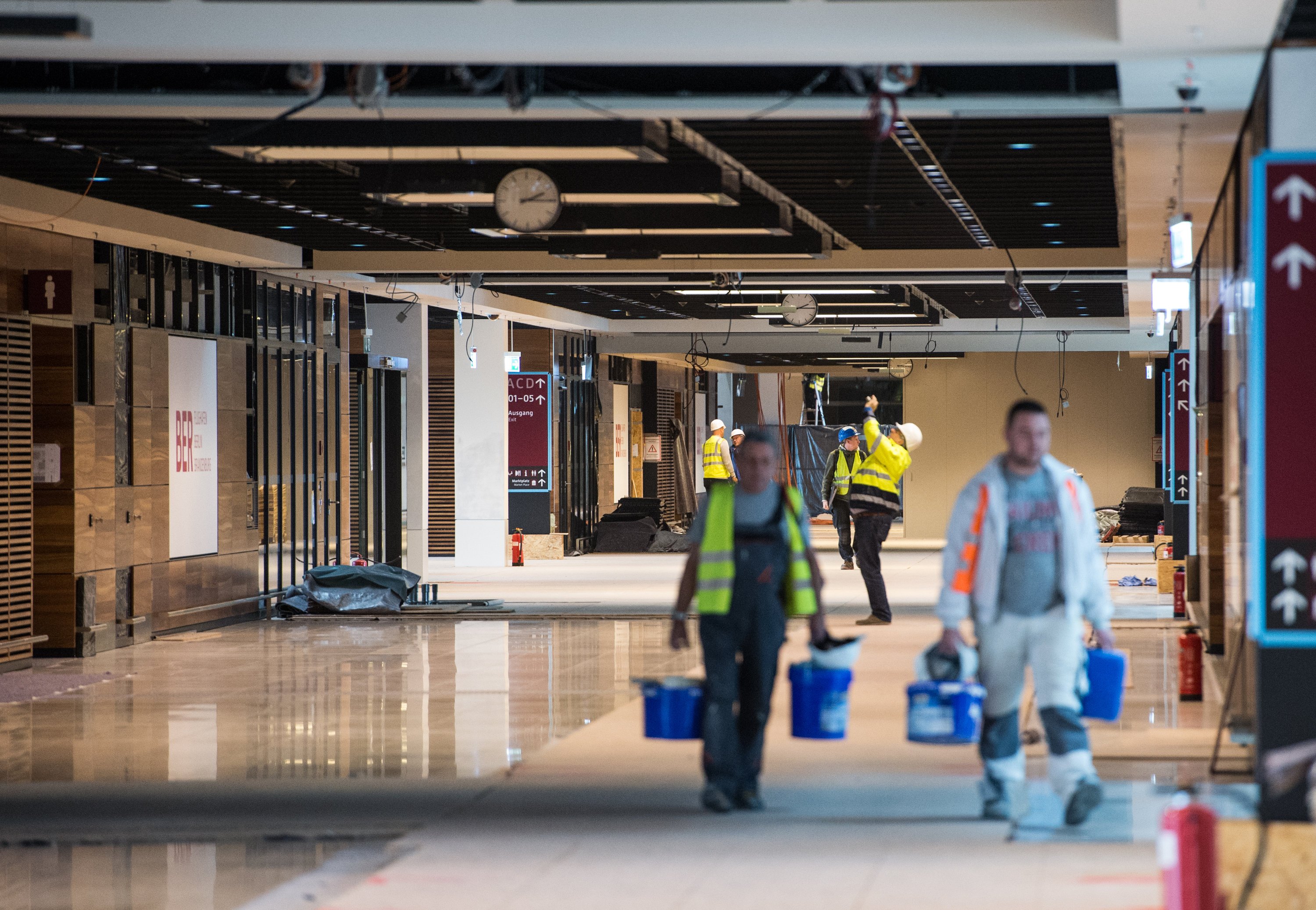 Bauarbeiter im Terminal des Flughafens Berlin Brandenburg BER: Auf 400 Seiten hat der Landesrechnungshof Brandenburg das Versagen von Politik und Management aufgelistet. Über den Zustand des Flughafens wurde die Öffentlichkeit getäuscht. Probleme beim Brandschutz waren bei weitem nicht der einzige Grund für das Desaster.