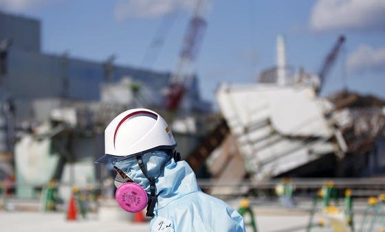 Ein Tepco-Mitarbeiter am 10. Februar 2016 auf dem Reaktorgelände in Fukushima. Am 11. März jährt sich die Reaktorkatastrophe zum fünften Mal.