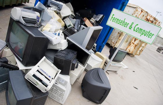 Alte Computer, Fernseher, Monitore und Drucker auf einem Recyclinghof in Stralsund: Oft werden Geräte weggeschmissen, die noch funktionieren, aber nicht mehr dem Geschmack entsprechen. 2012/2013 lag der Anteil der Geräte, die nur aufgrund des Wunsches nach einem besseren Gerät ausgetauscht wurden, bei 30,5 % der Gesamtersatzkäufe.