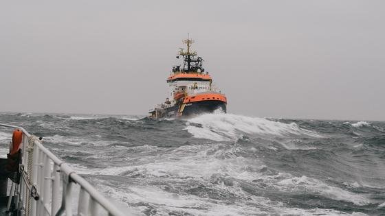 Für eine Messkampagne des DLR-Instituts für Kommunikation und Navigation waren zwei Schiffe im Einsatz: die "Neuwerk" des Wasser- und Schifffahrtsamts Cuxhaven sowie die "Hermann Marwede" der Deutschen Gesellschaft zur Rettung Schiffbrüchiger. Die Wissenschaftler sendeten und empfingen von den Schiffen Signale im Breitbandbereich und untersuchten dabei die Einflüsse unter anderem von Wellen und Schiffskörpern auf die Übertragung. 