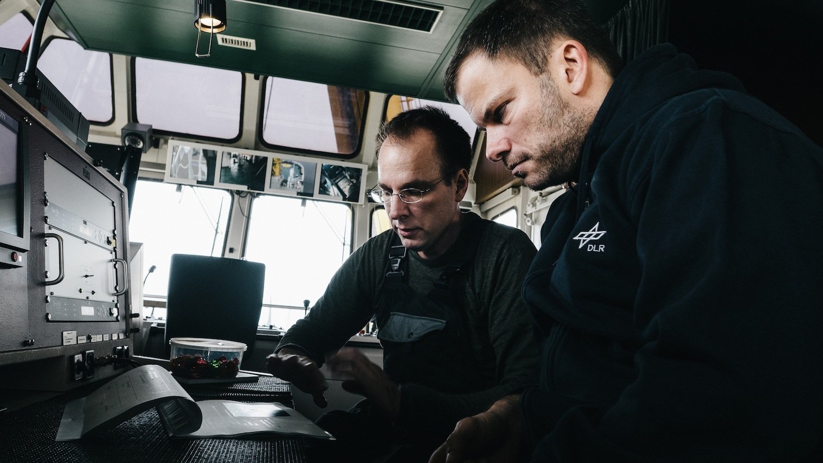 Für eine Messkampagne mit zwei Schiffen in der Nordsee hatten die Wisssenschaftler des DLR verschiedene Szenarien entworfen, die zwei Schiffen bei hohem Wellengang vor Helgoland abfahren sollten. Dabei wurde der Übertragungskanal im Breitbandbereich untersucht. 